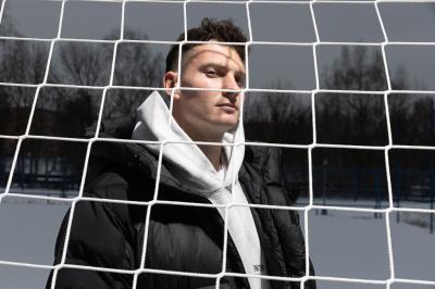 Olivier Vliegen za brankářskou sítí na fotbalovm hřišti v zimě