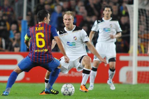 Daniel Kolář brání při fotbalovém zápase v dresu FC Viktoria Plzeň protihráči Xavi z týmu FC Barcelona
