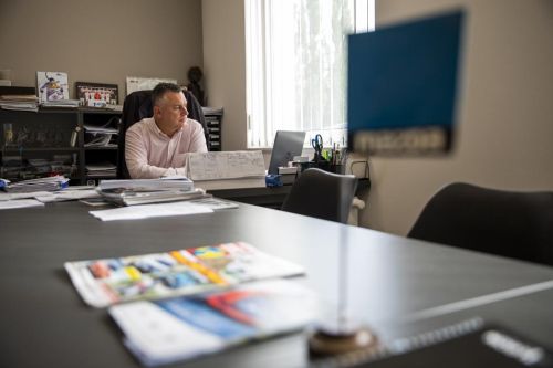 Martin Nohejl v kanceláři, pracuje na notebooku