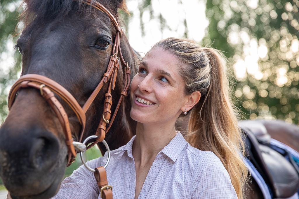 Michaela Kloudová s koněm a usmívá se na něj