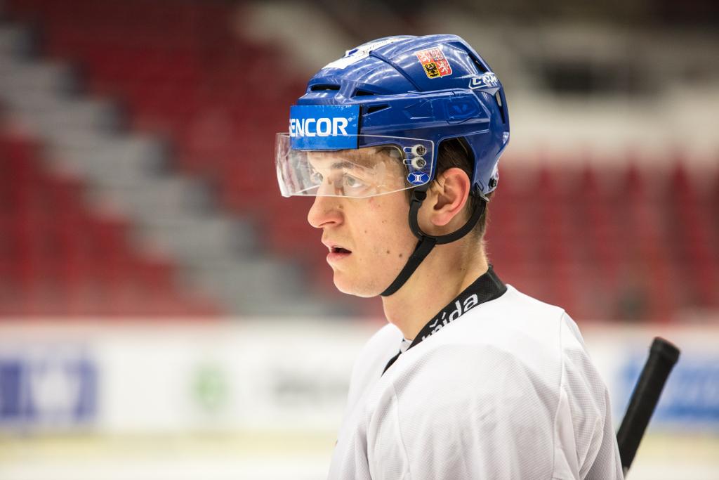 Lukáš Radil v helmě na ledě v hokejové aréně