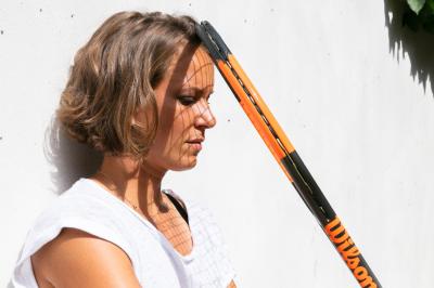Barbora Strýcová s tenisovou raketou na bílém pozadí