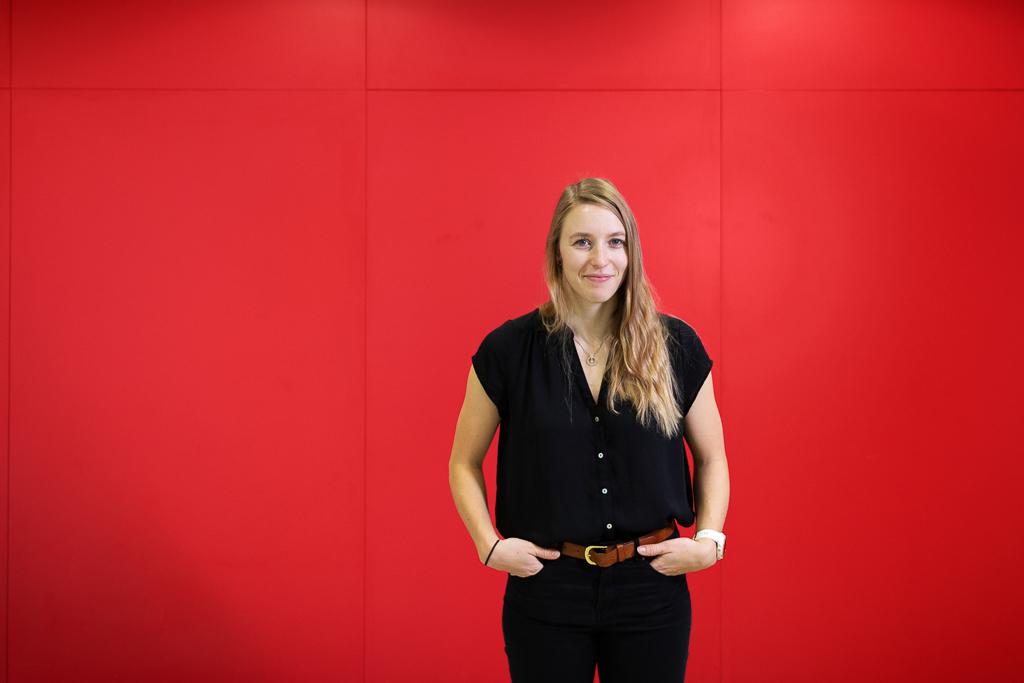 Aneta Grabmüllerová stojí před červenou zdí