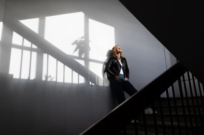 Barbora Černošková stojí na schodech a opírá se o zeď